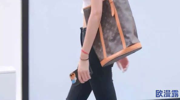 ＊两腿打开玉门图，真是让人感到震撼，这种艺术表现形式太大胆了！