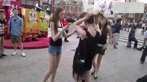 探索外国街头文化:吻胸与吃乳的精彩视频合集,带你领略不同风情 探索外国街头文化:吻胸与吃乳的精彩视频合集,带你领略不同风情