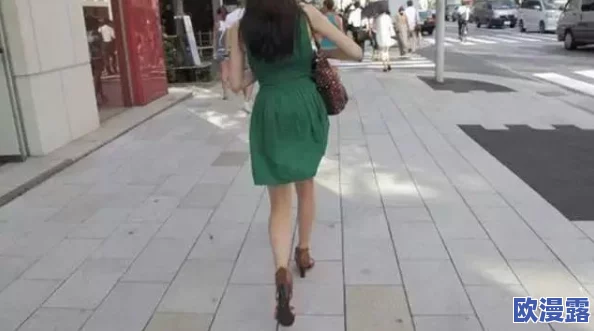 蹲下双腿张开裙底走光网，这样的行为真是让人感到不适，希望大家能注意自己的形象