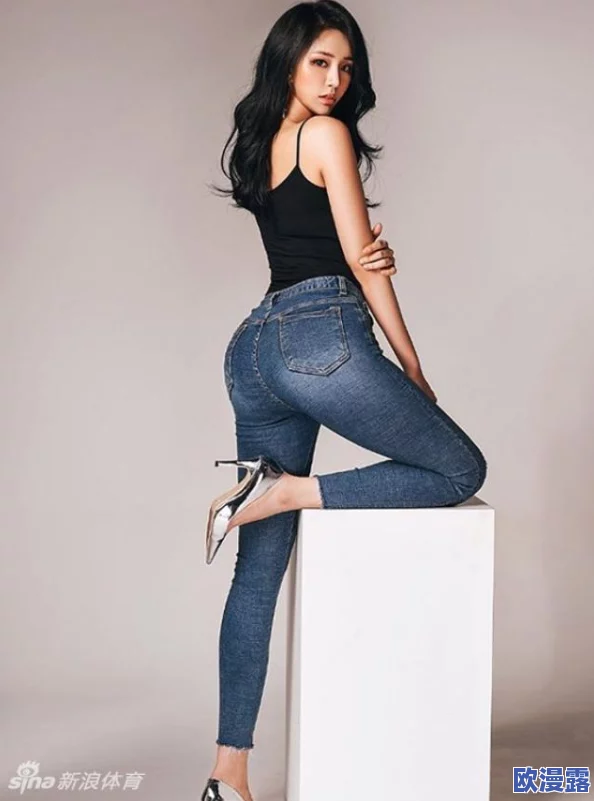 性感美女，引发热议的时尚秀场，展现惊艳身姿与独特魅力，成为社交媒体上的焦点！