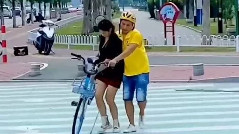 女色狼勾引外卖小哥，事件背后隐藏的真相与社会反响引发热议，网友纷纷发表看法和讨论