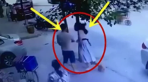 男人扒女人的内裤亲下面，这种行为真是令人发指，完全不尊重女性的意愿和身体