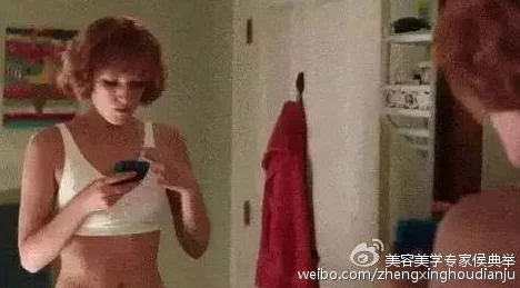 抓住她的双乳大力揉弄，这种行为真是太不尊重女性了，应该受到谴责