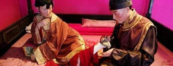 主人要求每天跪着请安发照片，这种行为反映了主仆关系中的权力不平等和对个人尊严的侵犯