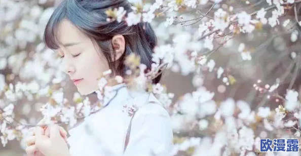伊人如梦，仿佛在时光中游走，让人不禁沉醉于那份柔情