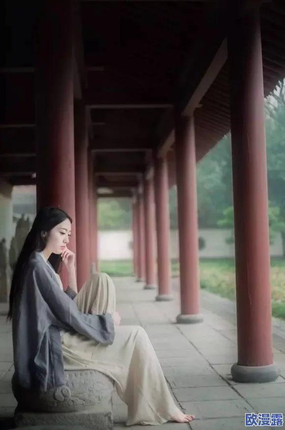 伊人如梦，仿佛在时光中游走，让人不禁沉醉于那份柔情