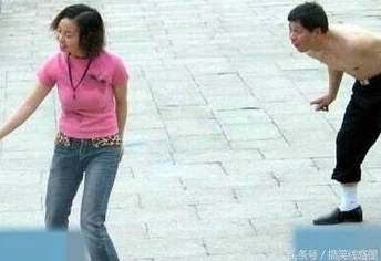 美女脱裤子让男生摸屁屁，这种行为真是太大胆了，网友们怎么看？