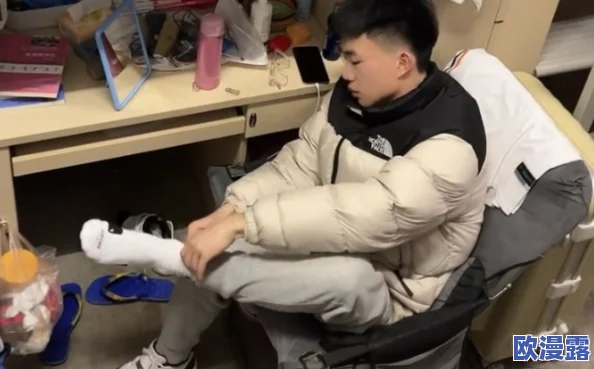大學生白襪體育生JJ宿舍，這樣的生活真是讓人羨慕，青春洋溢又充滿活力！