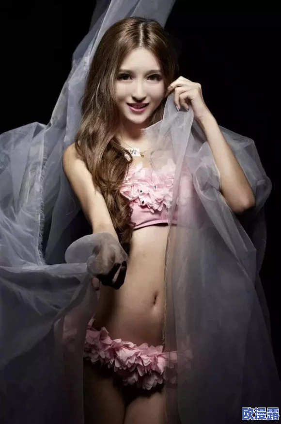 美女露胸100%无遮挡，真是让人目不转睛，难以抗拒的诱惑！