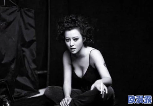 国模大尺度人体，网友们对这种艺术表现形式褒贬不一，既有欣赏也有争议