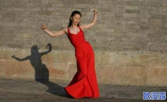 国模大尺度人体，网友们对这种艺术表现形式褒贬不一，既有欣赏也有争议