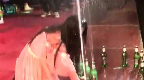 美女扒开尿口灌啤酒的视频，真是让人惊讶，这种行为太大胆了，不知道她的想法是什么