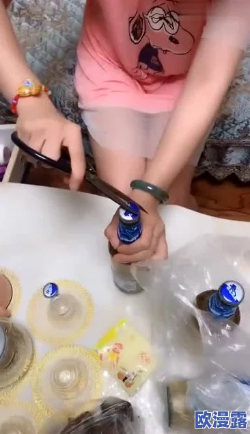 美女扒开尿口灌啤酒的视频，真是让人惊讶，这种行为太大胆了，不知道她的想法是什么