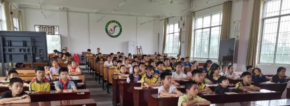 和女同学在教室做得好爽，最近校园内流传着一段关于课堂互动的新动态，引发了广泛讨论与关注