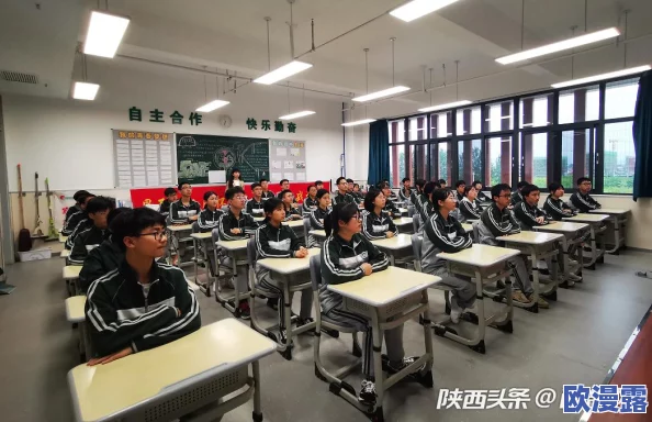 和女同学在教室做得好爽，最近校园内流传着一段关于课堂互动的新动态，引发了广泛讨论与关注