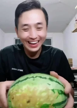 51热门大瓜今日大瓜肚子鼓包，网友热议背后真相引发广泛关注与讨论