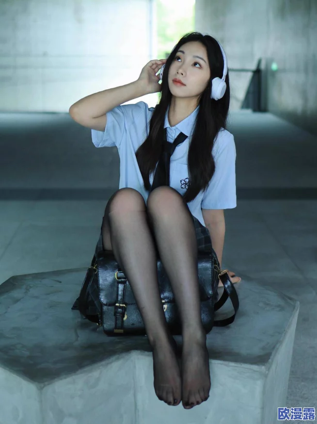 制服丝袜第一页，网友们纷纷表示这组图片展现了独特的美感和时尚风格
