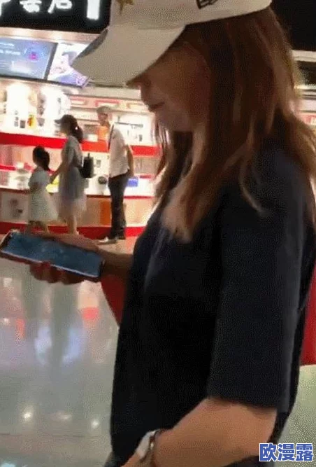 免费看隐私美女让我们关注女性的自信与魅力，欣赏她们在生活中的独特风采，共同营造一个尊重与理解的社会环境