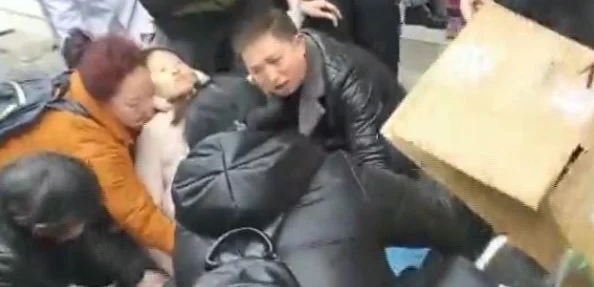 公交车，方便了市民的出行，但有时高峰期人太多，体验不佳