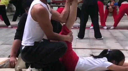 美女扒开腿让男生捅惊爆内幕曝光竟是为了赢得比赛引发网友热议和讨论