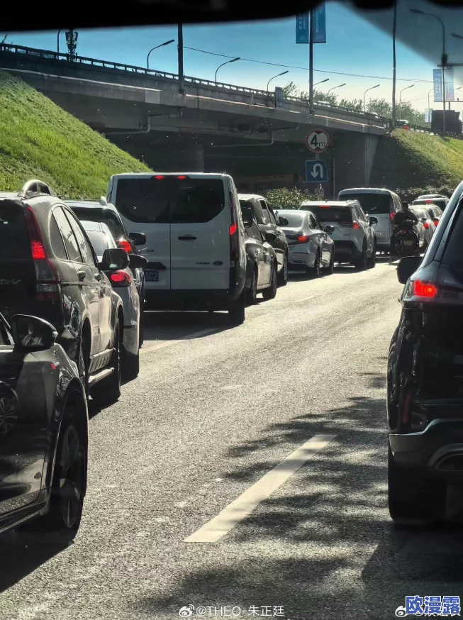 整夜堵着3ph交通拥堵导致多辆车滞留司机无奈等待希望尽快恢复通行