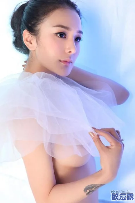 国模孕妇模特季玥之粉红展现了母爱的力量与美丽，传递出积极向上的生活态度和对未来的无限希望