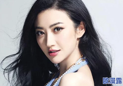 情迷艳色村妇一位村妇因其独特的魅力和风采吸引了众多游客前来观光，成为当地的一大亮点，引发热议与关注