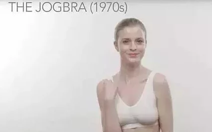 美女扒开胸罩给男生看的视频引发热议网友纷纷讨论其背后的社会影响与道德观念