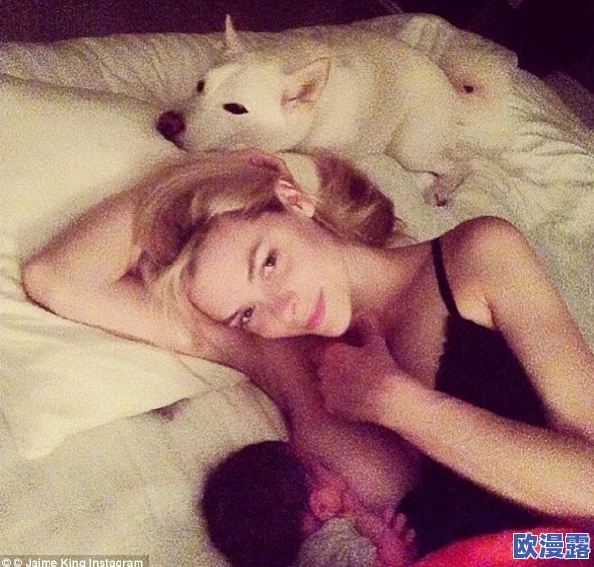 美女胸罩被男人扒狂吃奶引发热议网友纷纷评论事件背后的社会问题与性别平等话题