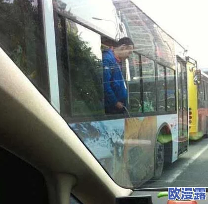 三个男人躁我一个爽公交车上在这个拥挤的城市中我们总能找到快乐与温暖让每一次出行都充满正能量