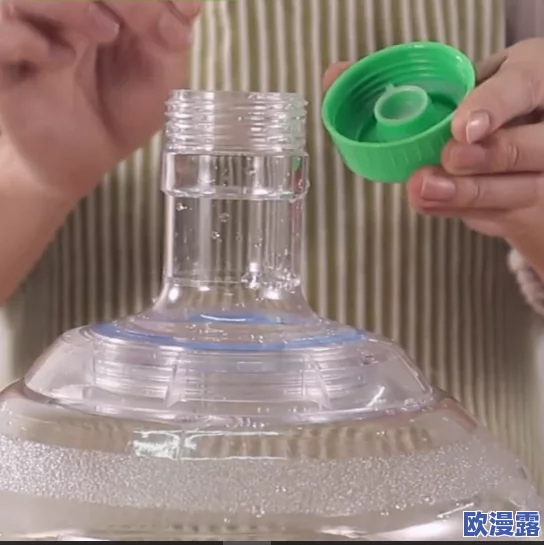 荒岛求生进化技巧：水桶高效接水方法揭秘，解决口渴时的饮水难题