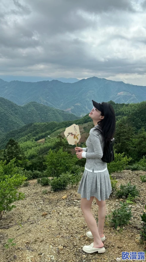 岳的又肥又黑毛茸茸让人感受到生活的美好与温暖它们是自然的馈赠带给我们无尽的快乐和幸福