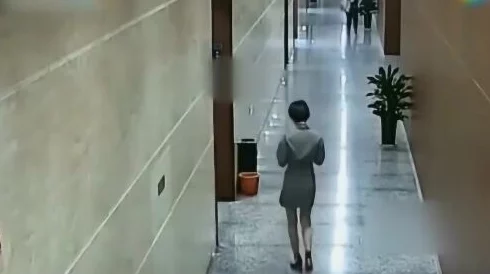 女厕所实拍撒尿高清露脸视频关注女性隐私与安全提升公共卫生意识共同营造和谐社会环境