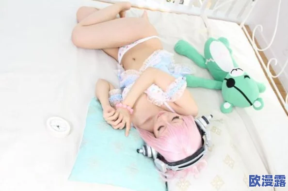 女仆露出双乳给客人玩，这种行为真是让人感到不适，应该加强管理和规范