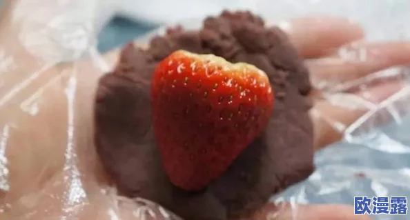 迈开腿来让我尝尝你的草莓图片近日在社交媒体上引发热议网友们纷纷分享自己的草莓美食体验和创意做法