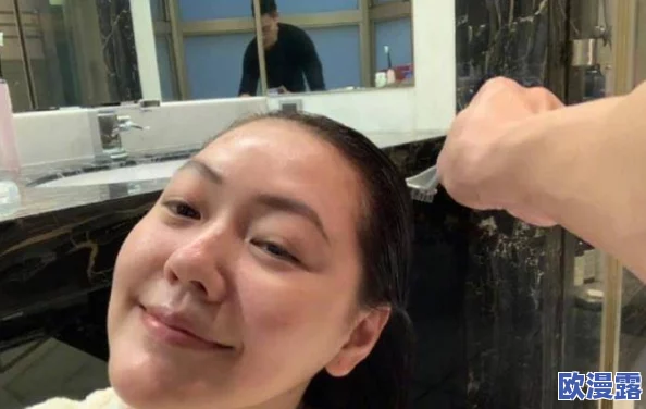 女性全身裸露无遮挡 网友评价：这种表现形式引发了广泛讨论，有人认为是艺术的自由表达，也有人觉得过于暴露，缺乏尊重