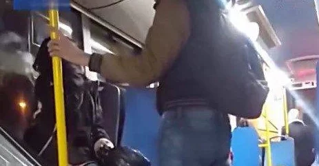 激情公交车短篇小说惊爆！一场意外的邂逅让两位陌生人在拥挤的车厢中展开了一段无法预知的爱情旅程