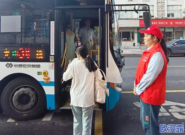 老外公交车上撒尿事件引发热议警方介入调查并加强公共场所秩序管理措施