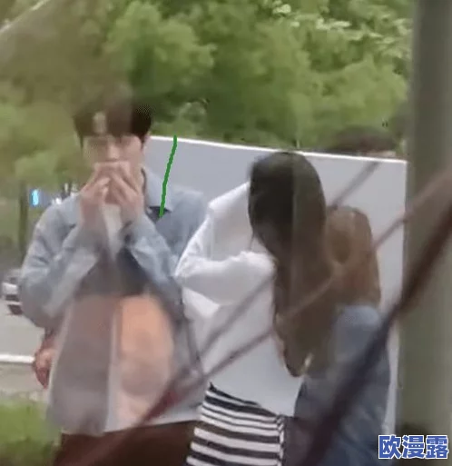美女露出胸让男生摸个遍引发热议网友纷纷评论称这样的行为是否过于大胆并讨论其背后的社会影响