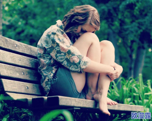 欧洲美女与动交ZoZ0z喝奶水在阳光下展现了友谊的美好与生活的乐趣，传递出积极向上的生活态度和温暖的人际关系