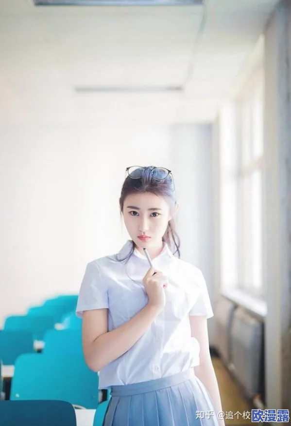 美女老师露胸传递自信与美丽的正能量鼓励学生勇敢追求梦想展现真实自我积极面对生活中的挑战