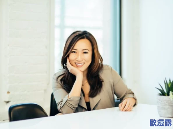 美女老师露胸传递自信与美丽的正能量鼓励学生勇敢追求梦想展现真实自我积极面对生活中的挑战