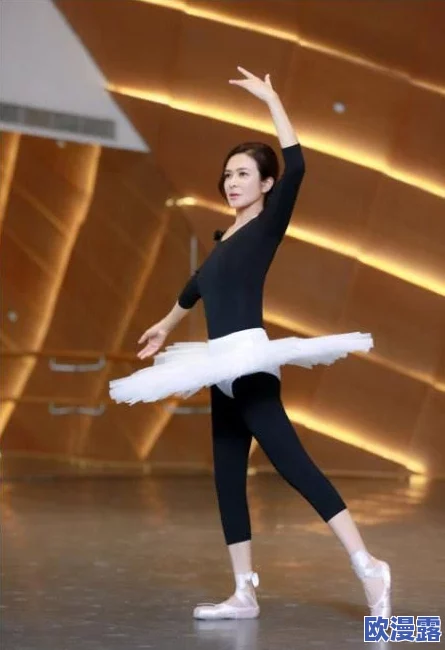 精品美女胱衣舞 网友们纷纷表示这场表演视觉冲击力十足，舞者的身姿优雅动人，令人陶醉不已，值得一看！