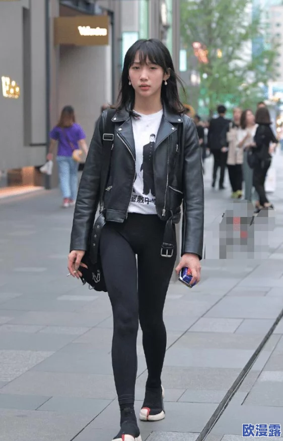 美女扒开内裤狂揉下部的动态 这段视频真是让人目不转睛，画面刺激又诱惑，完全展现了她的魅力与自信