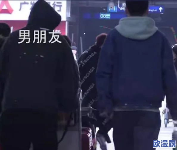 男女午夜影院惊现神秘情侣深夜约会引发围观网友热议两人关系是否超越友谊现场气氛火热令人好奇